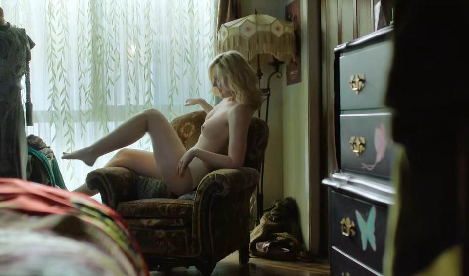 Znana igralka v novi seriji večkrat gola kot oblečena