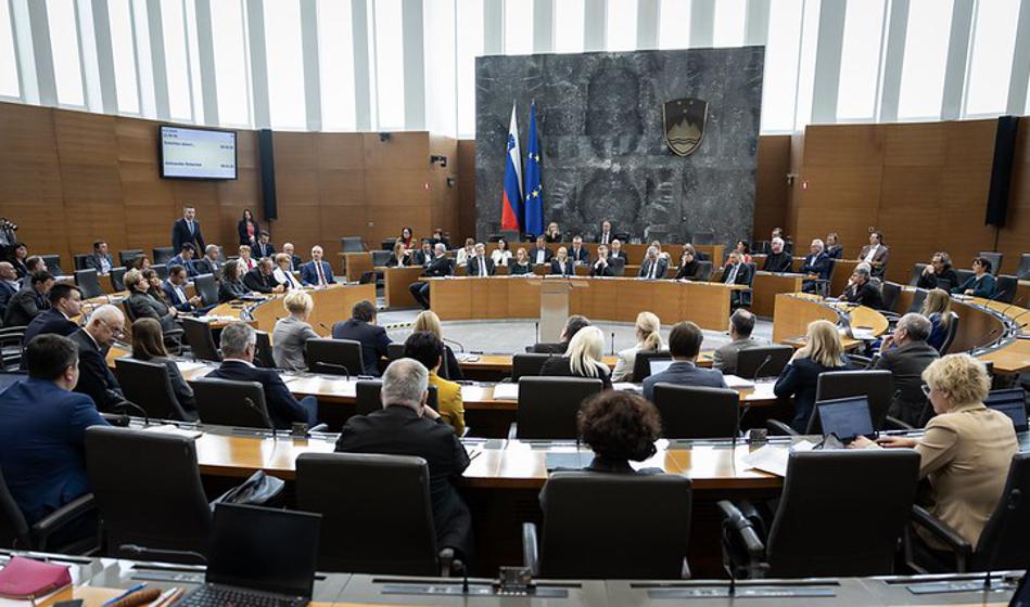 Kandidata za poslanca v slovenskem parlamentu tudi apostol in nadsvečenik