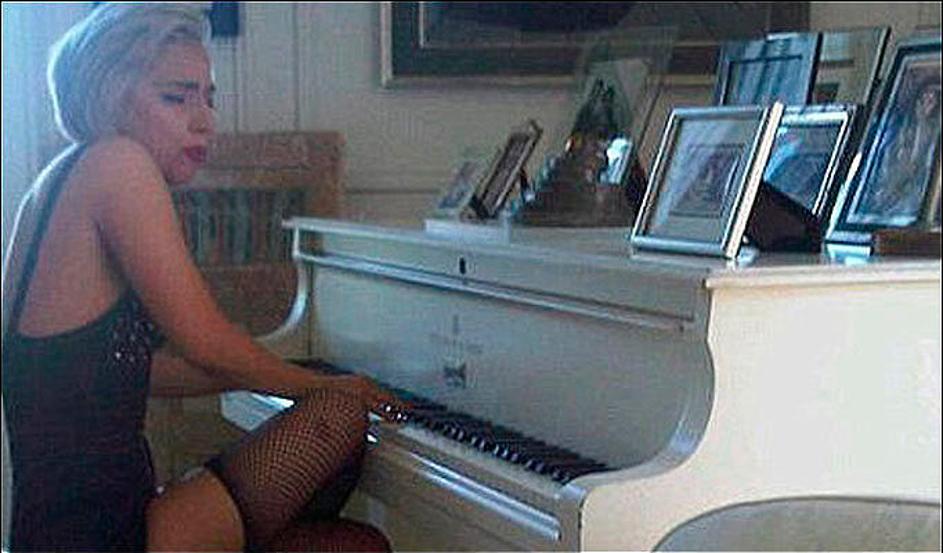 Lady Gaga je ponosna na klavir, ki je bil nekoč v lasti Johna Lennona.