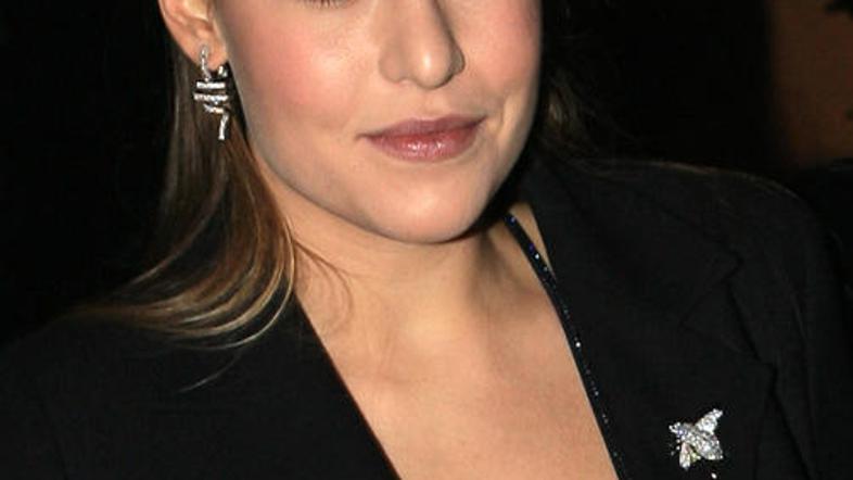 Ker ne zaležejo ženine besede, je poskušala očeta spraviti k pameti hčerka.