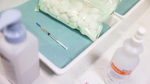 covid-19 cepljenje injekcija