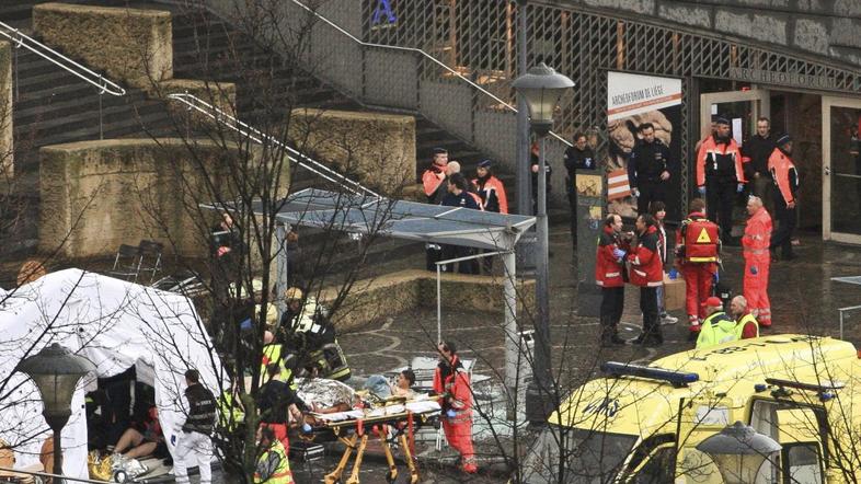Reševalci v mestu Liege hitijo na pomoč.
