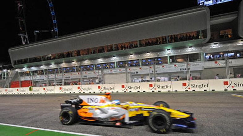 Fernando Alonso (Renault) je prvi zmagovalec nočne dirke v zgodovini svetovnega 