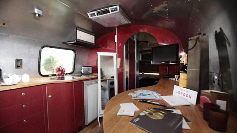 Majhen, a zelo opremljen.