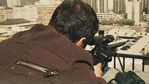 Agenti FBI so se spustili v lov na oboroženega napadalca, ki naj bi bil odgovore