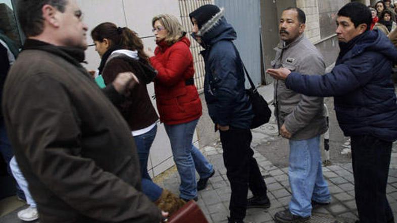 Pred zavodi za zaposlovanje se vijejo dolge vrste.