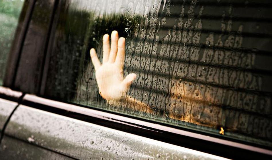 Nihče ni slišal njegovih krikov in joka: Otrok ostal zaklenjen v šolskem vozilu
