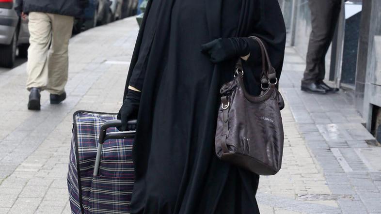 Belgija je bila prva, ki je sprejela zakonodoajo, ki prepoveduje nošenje burk in