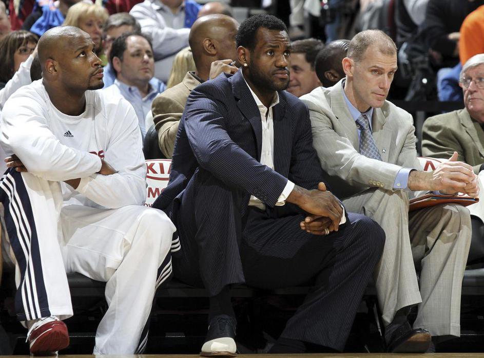 LeBron James ima zvit gleženj in je zadnji dve tekmi preživel na klopi v vlogi n