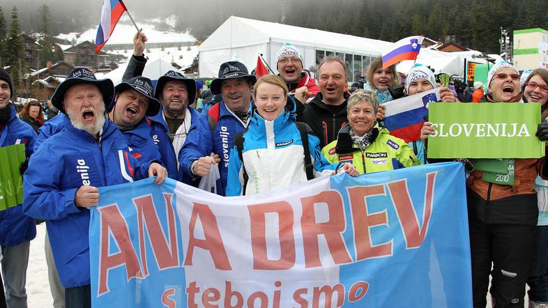 Ana Drev s svojimi navijači v izteku veleslaloma. (Foto: www. alesfevzer.com)