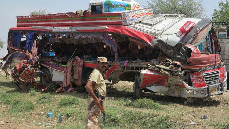 Pakistan prometna nesreča avtobus traktor