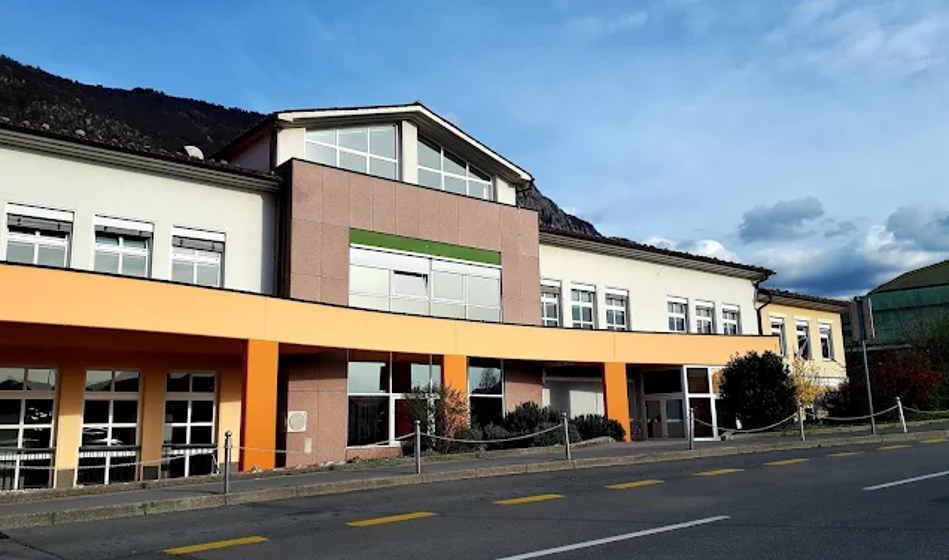 Na Primorskem prišlo do puščanja nevarnega plina, evakuirali so osnovno šolo