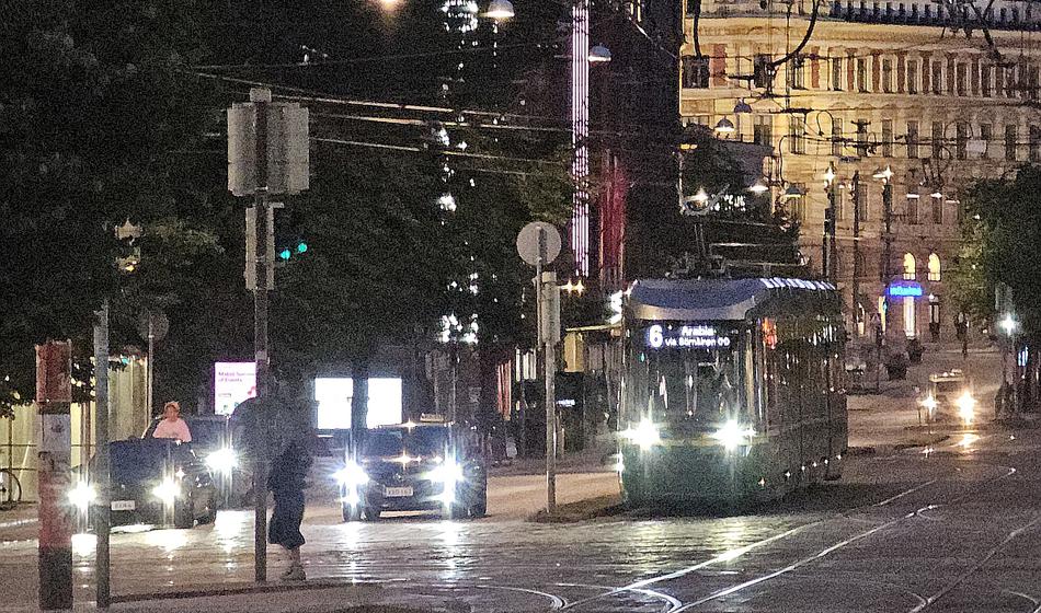 Mercedes blesti, tesla preseneti, BYD pa odpove: kako so se avtomobili znašli v dežju in megli
