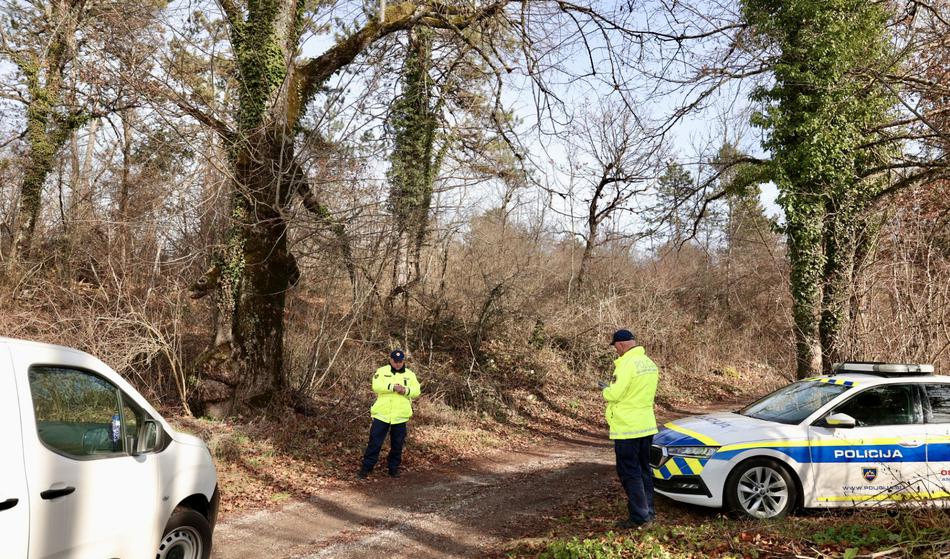 Pijan voznik trešil v policijski avto in pobegnil, sledilo je tole ...