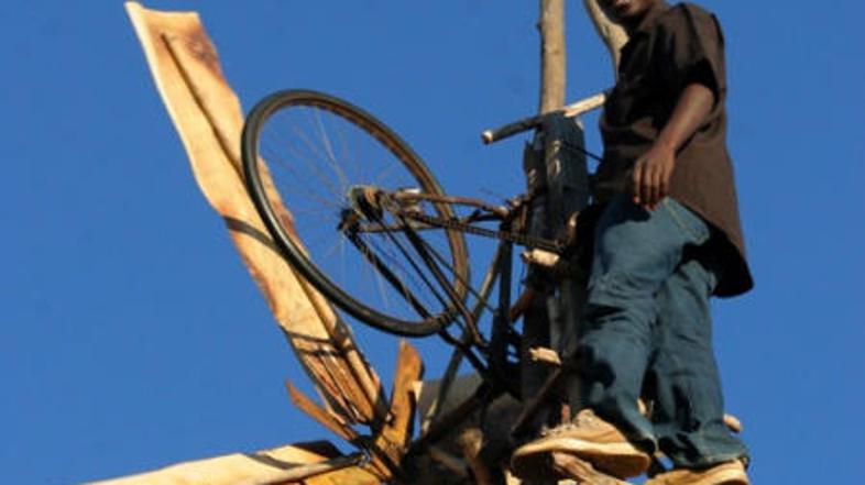 Williamove vetrnice so visoke 11 metrov, sestavljene iz delov koles, akumulatorj