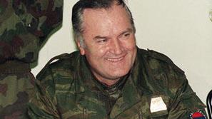 Ratko Mladić, nekdanji vojaški poveljnik bosanskih Srbov, je obtožen genocida, v