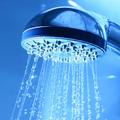 S prho porabite manj vode kot s kopanjem v kadi, a le, če imate prho z nizkim pr