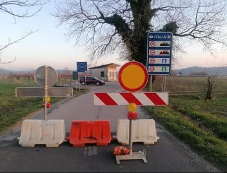 Zaprta meja z Italijo na mejnem prehodu Vipolže | Avtor: Bralec