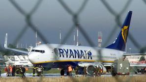 Potniki Ryanaira si bodo morali prtljago do letala nesti kar sami.