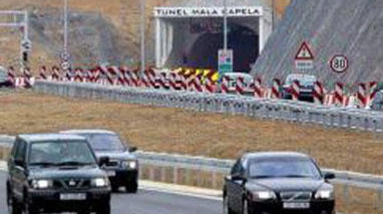 Policisti so pijanega voznika uspeli ustaviti šele pred predorom Mala Kapela.