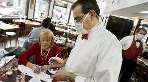 Osebje v Quintasovi restavraciji bo nosilo zaščitne maske tako kot osebje v neke