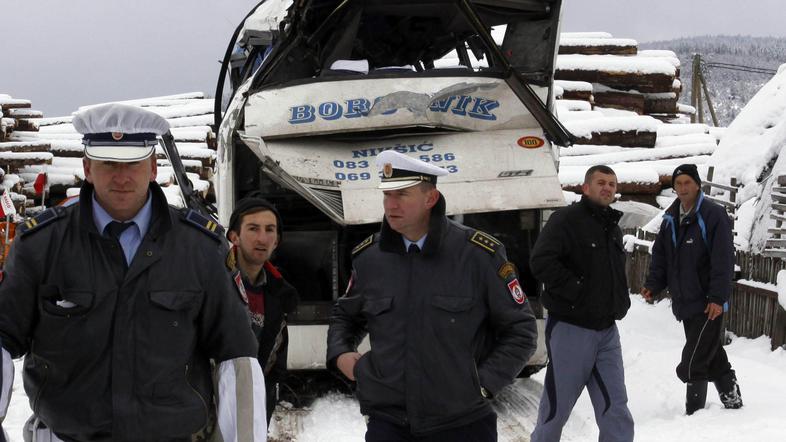 Avtobus se pri kraju Žljebovi zapeljal s ceste in se prevrnil.