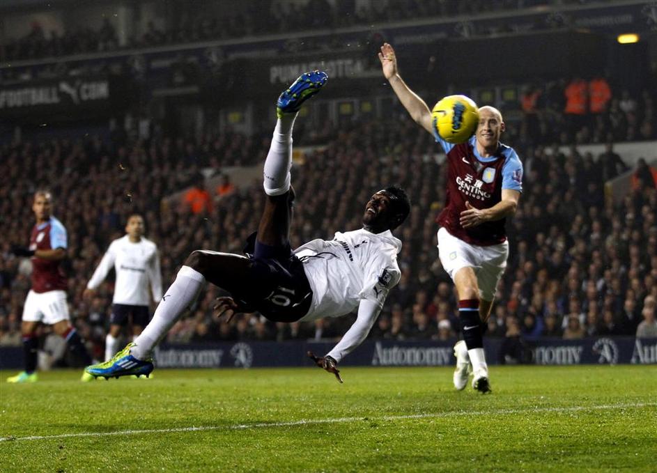 Emmanuel Adebayor Tottenham Aston Villa Premier League škarjice