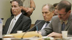 Warren Jeffs (levo) s svojimi odvetniki med sojenjem