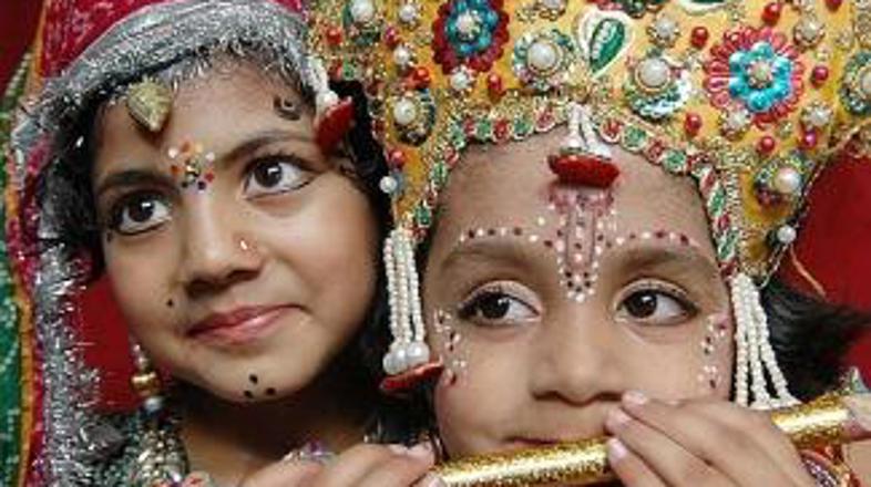 Veliko otrok za Janmashtami dobi flavto, na katero naj bi kot deček igral tudi K