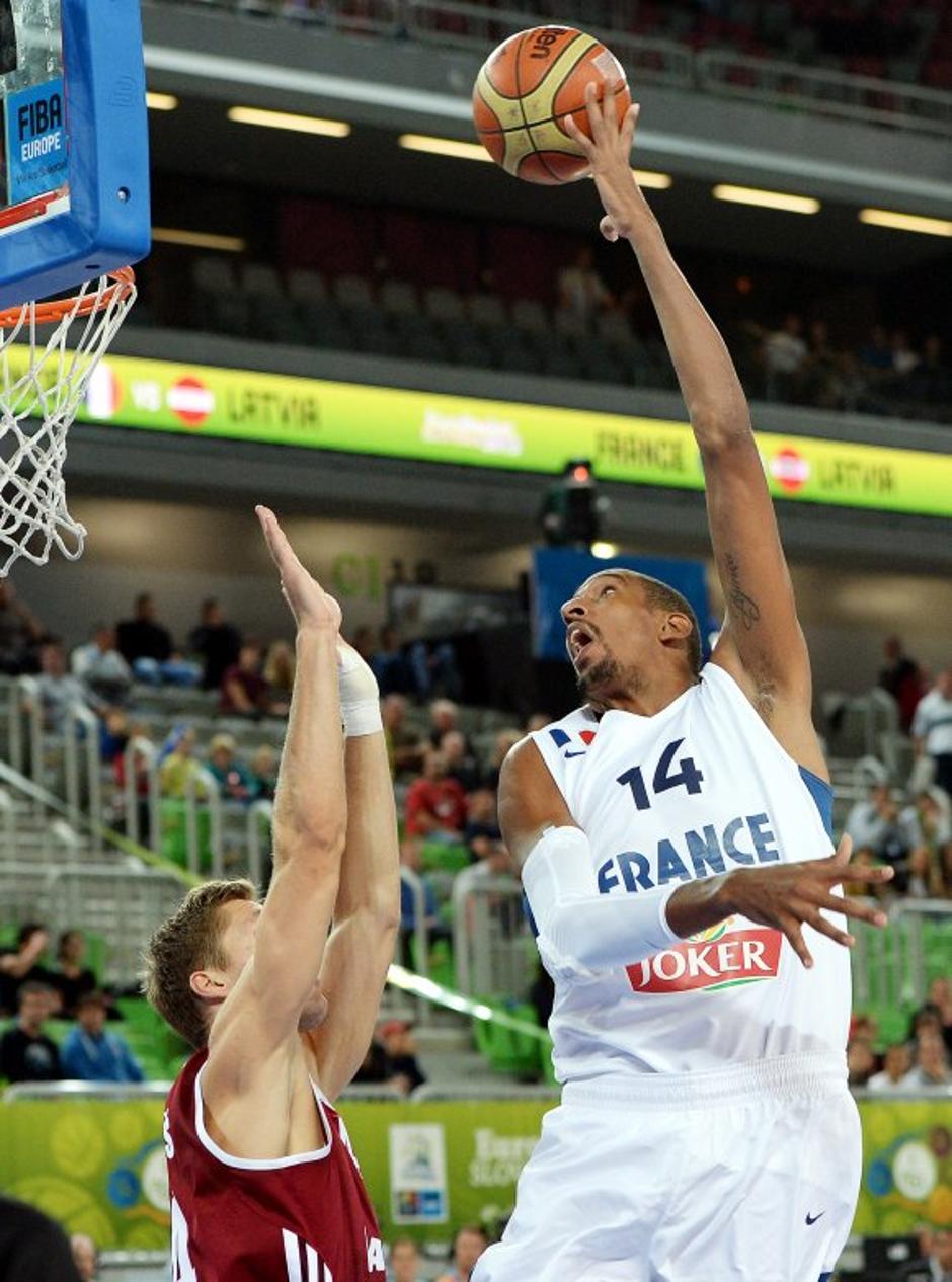 Alexis Ajinça Berzins Francija Latvija EuroBasket skupina E | Avtor: EPA