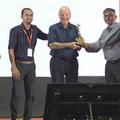 Predsednik zveze gluhih in naglušnih Mladen Veršič na lndia Deaf Expo prevzema nagrado za film 62.a – od prepovedi do ustave