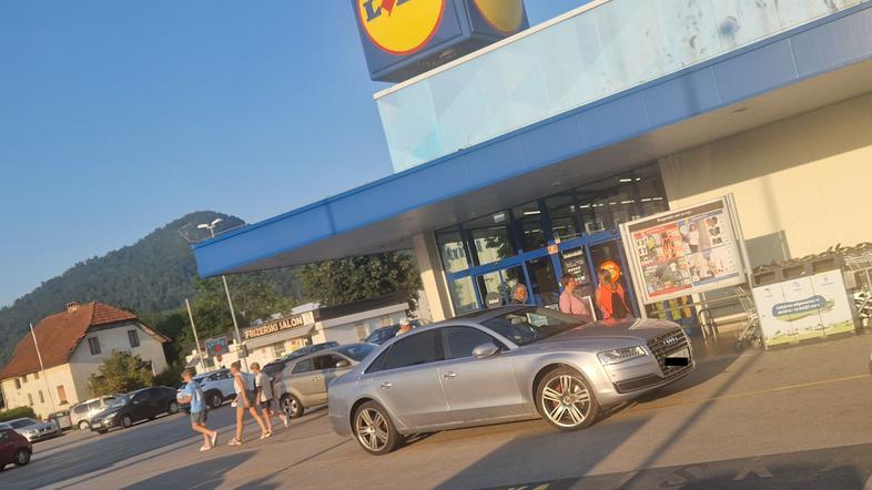 Audija parkiral kar pred vhodom v Lidl