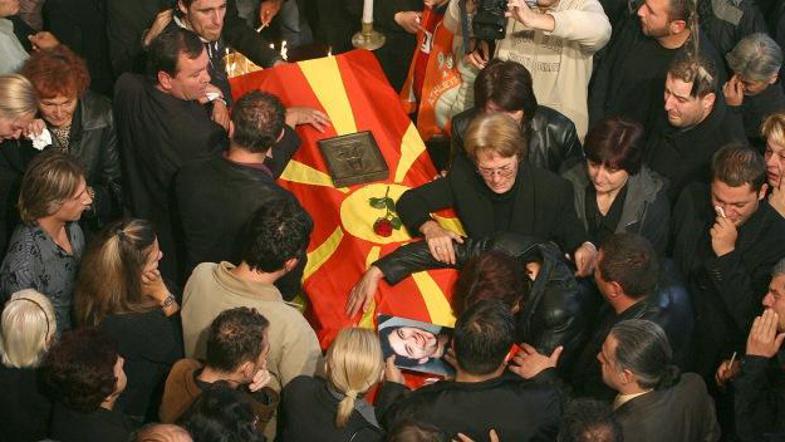 Tošeta je na zadnjo pot pospremilo več tisoč ljudi.