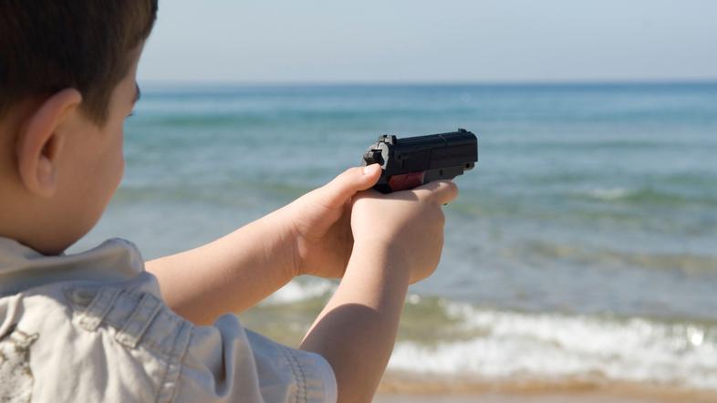 Otrok s pištolo