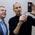 Steve Jobs kaže iphone 4 ruskemu predsedniku Dimitriju Medvedjevu.