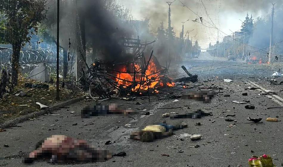 Bomba zadela avtobusa s civilisti, prizori so pretresljivi
