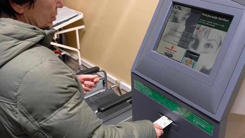 Potrjevanje zdravstvenih kartic ne bo več potrebno predvidoma od pomladi, pravij