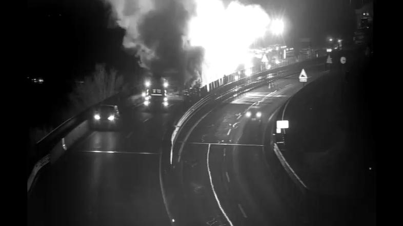 goreči tovornjak na vipavski hitri cesti