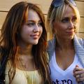Miley Cyrus se bo lahko, ko bo dopolnila 18 let, slekla tudi za Playboy.