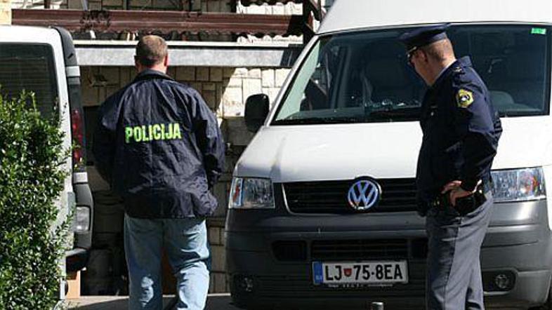 Policisti so že drugi dan intenzivno preiskovali hišo in njeno okolico.
