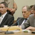 Warren Jeffs (levo) s svojimi odvetniki med sojenjem