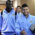 Carlos Tevez se pači za hrbtoma Maria Balotellija in Sergia Agüera