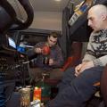 Beloruska voznika tovornjaka si že peti dan pripravljata večerjo v kabini svojeg