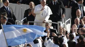 Papež pozdravlja množico