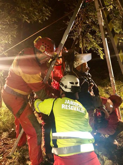 Reševanje iz Netopirjeve jame pri Sežani