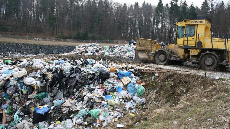 Da lahko na deponijo Leskovec odlagajo odpadke, jih za zdaj vozijo na predhodno 