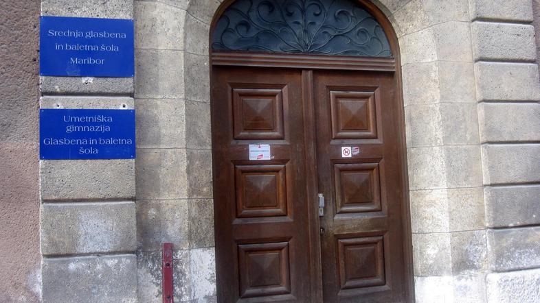 Na Mladinski ulici v Mariboru izobražujejo mlade glasbenike in baletnike. (Foto: