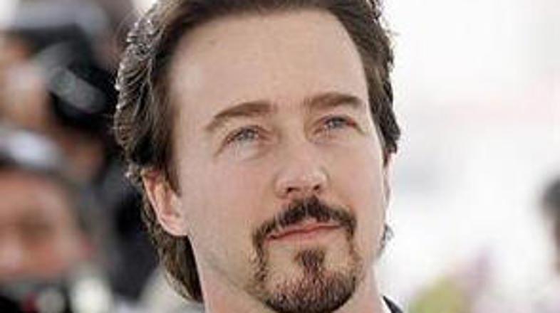 Norton bo novembra postal član družinske satire o treh (ne)navadnih družinah.
