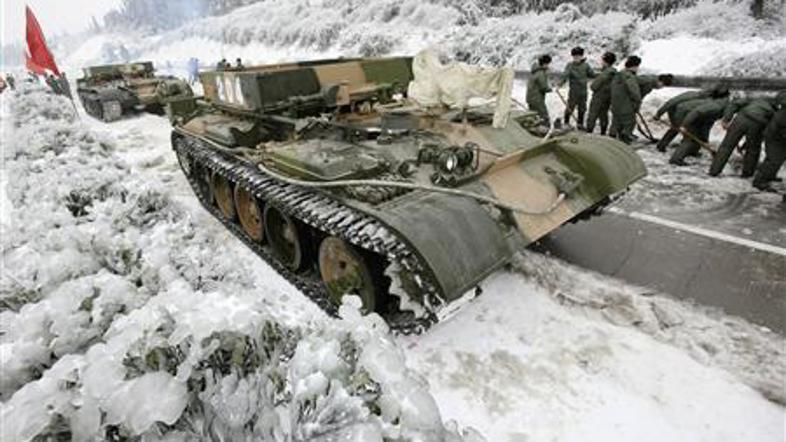 Vojska pomaga odstranjevati ovire na prometnih poteh.