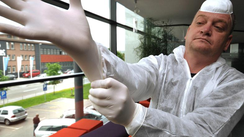 Čistilci se pri svojem delu zavarujejo s primerno zaščitno obleko.